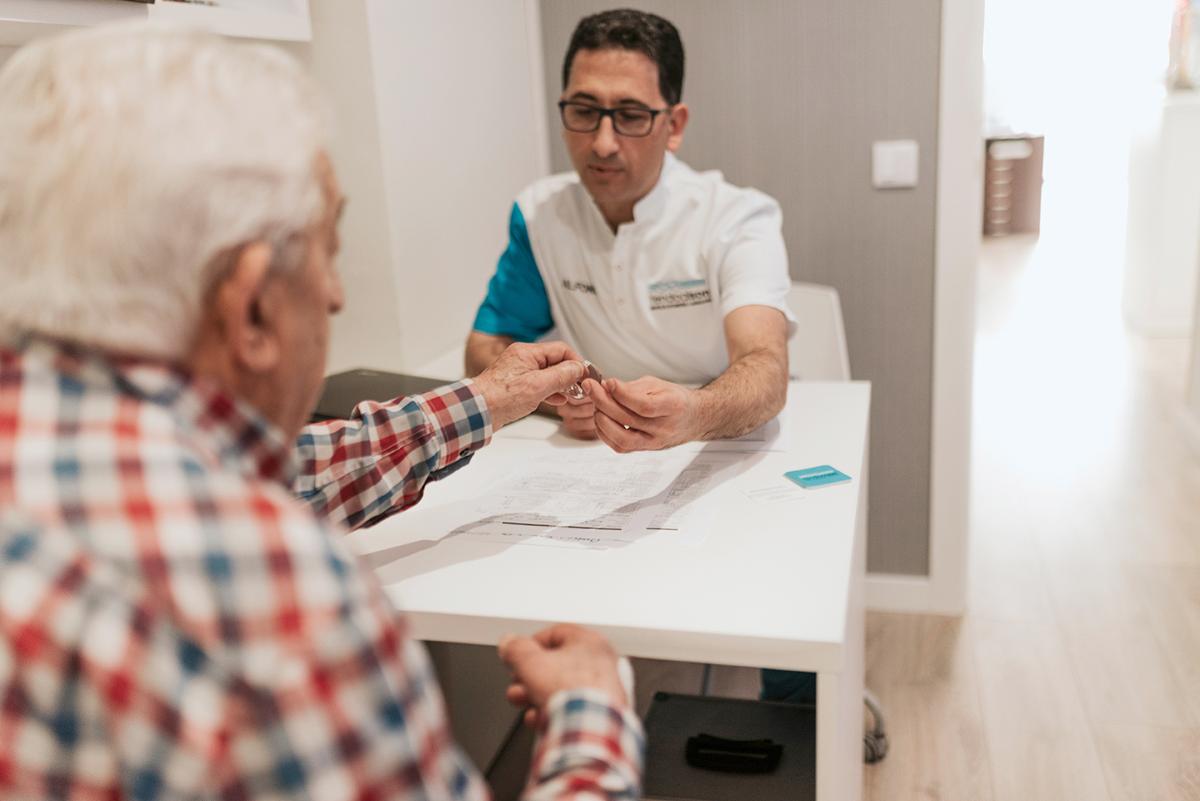 Servicios de Nuestro Centro Auditivo: Adaptación de audífonos